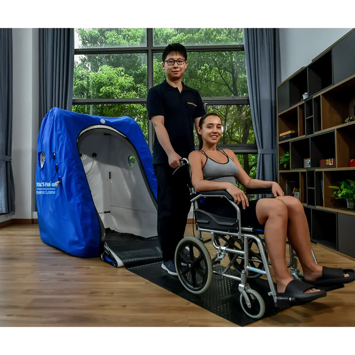 Macy-Pan MC4000 hyperbaric chamber with a wheelchair user and assistant, showcasing accessibility in therapy.