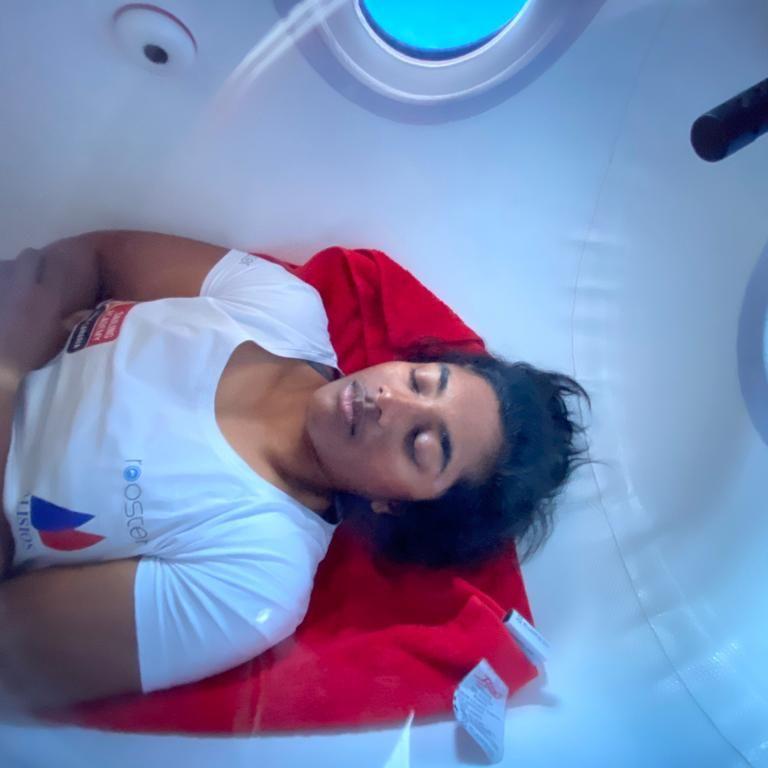 Athlete using hyperbaric chamber for sports recovery – RecovAthlete