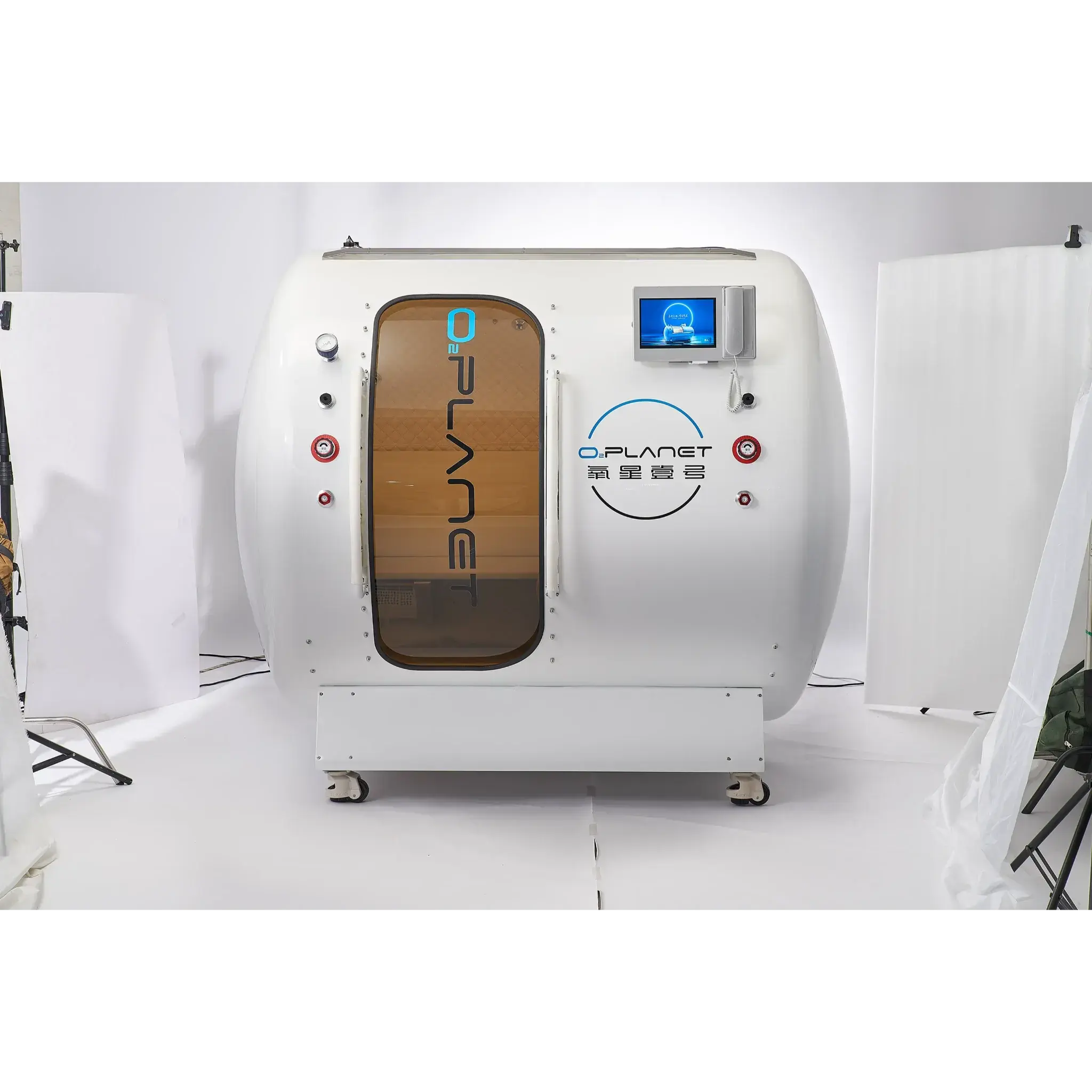 Macy-Pan HE5000 Hyperbaric Oxygen Therapy Chamber for 5 people with large sliding doors and modern design.